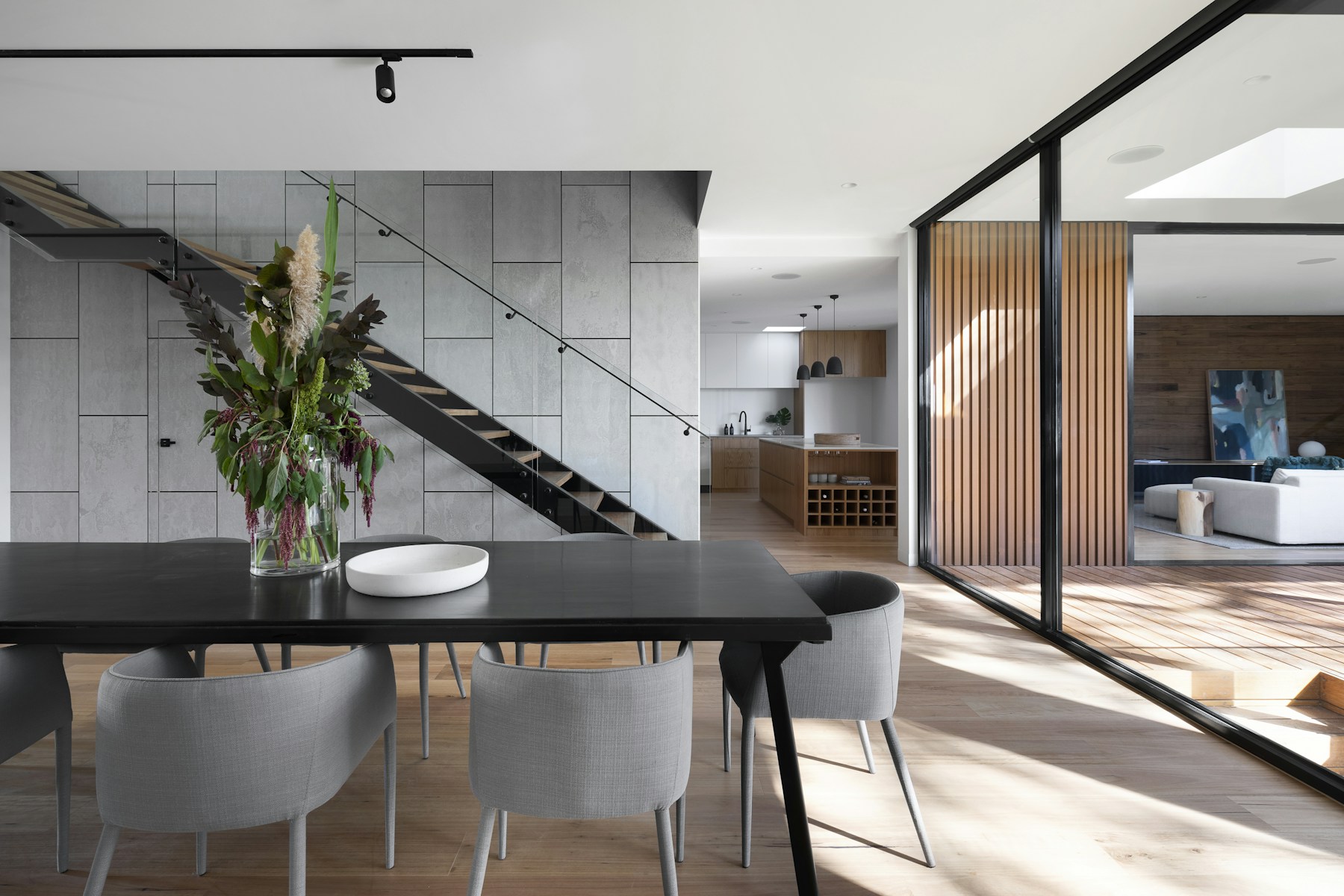 Interior con madera, hormigón y luz natural